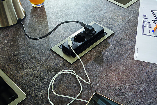 Versenkbare Steckdose für mobile Geräte mit USB-Anschluss