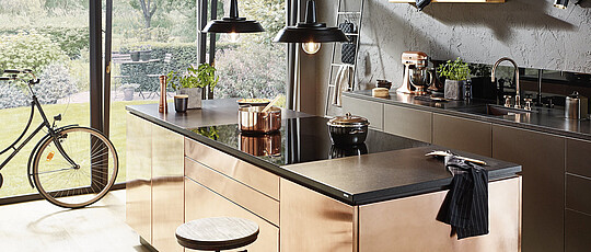 Kücheninsel mit Naturstein-Arbeitsplatte