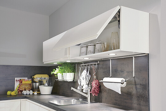 Weiße Küche mit grauer Steinoptik-Küchenrückwand