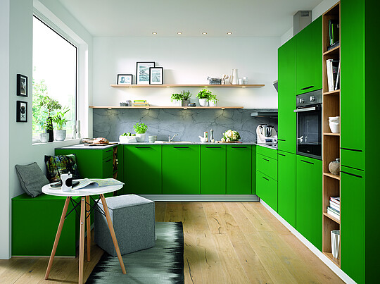 Grüne, matte Küche in U-Form