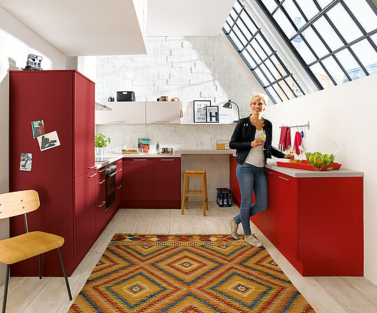 Rote Küche in U-Form im Dachgeschoss