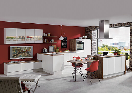Weiße Küche mit einer roten Wandfarbe
