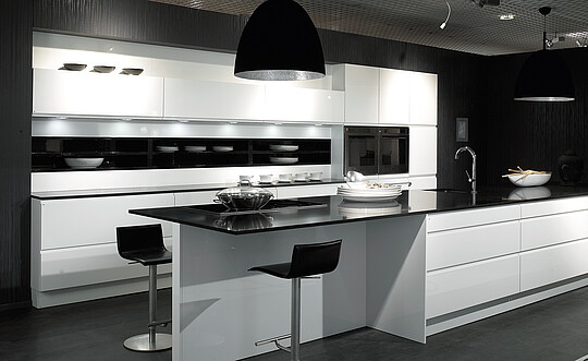 Weiße Küche mit schwarzer Kunststein-Arbeitsplatte 