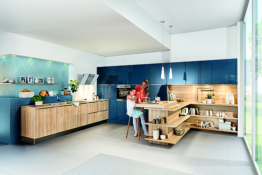 U-Küche in Holzoptik und Blau mit Tresen 