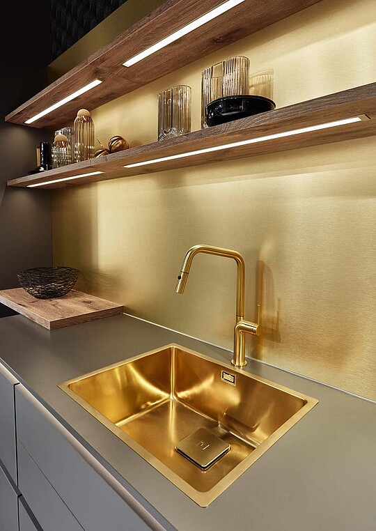 goldene küchenspüle mit goldenen armaturen